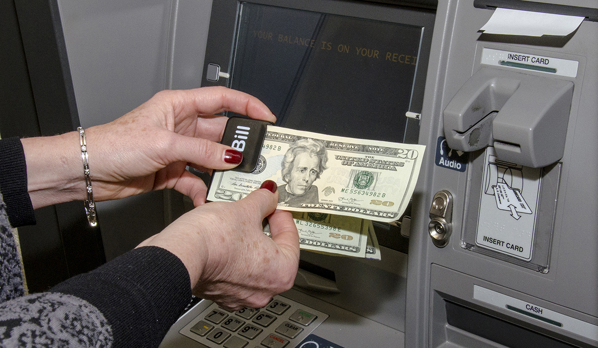 iBill currency reader reading $20 bills at ATM
